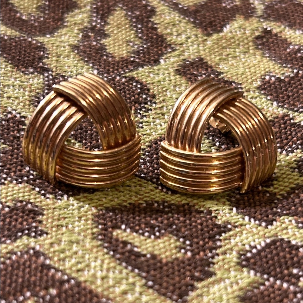 14 kt gold knot Earrings, vintage for pierced ears